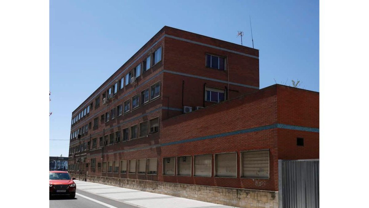 Vista del edificio de la vieja residencia, ahora cerrada, desde la calle Astorga. FERNANDO OTERO