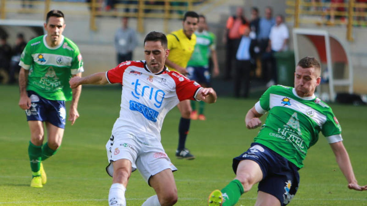 Llamazares, a la derecha con la elástica del Atlético Astorga, es el gran fichaje de La Bañeza.