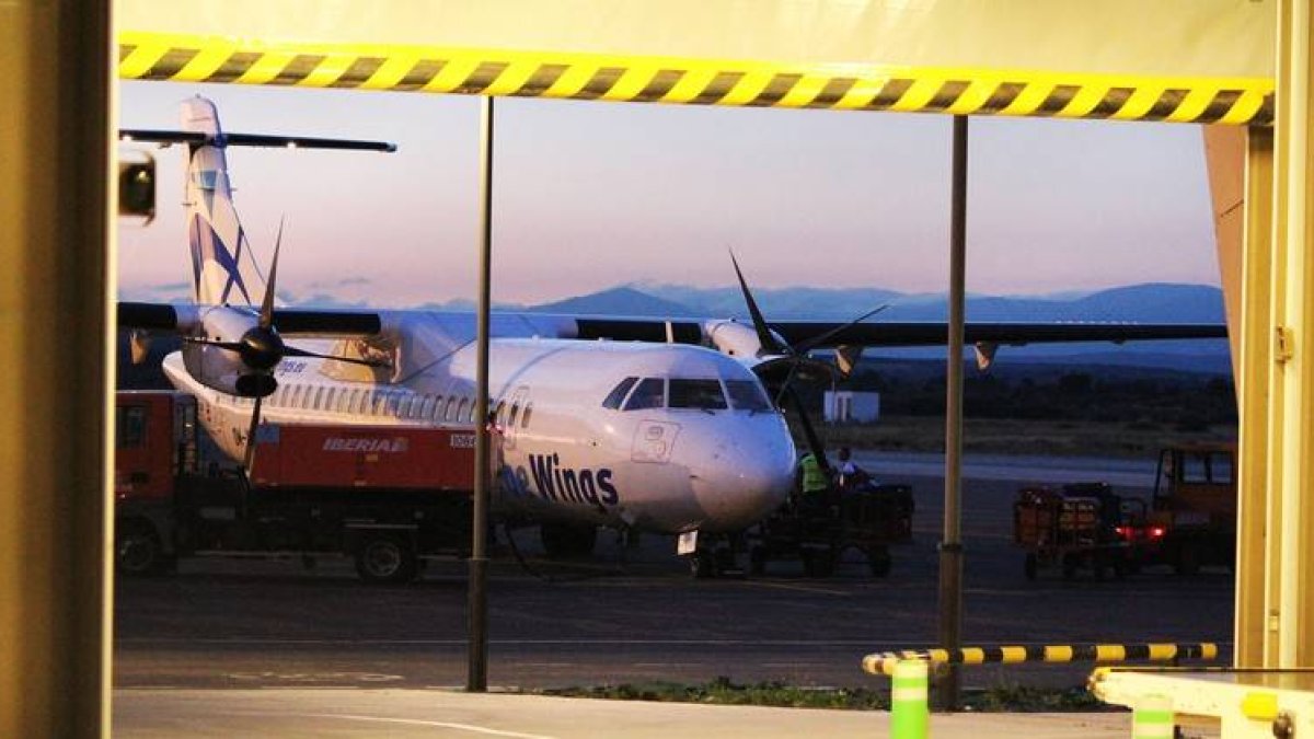 Un avión espera el repostaje en el aeropuerto de León