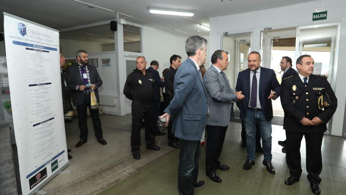 Jorge Vega, Alfonso Arias, Álvarez Courel y el comisario Miguel Ángel Martínez, ayer en la Uned. AFB