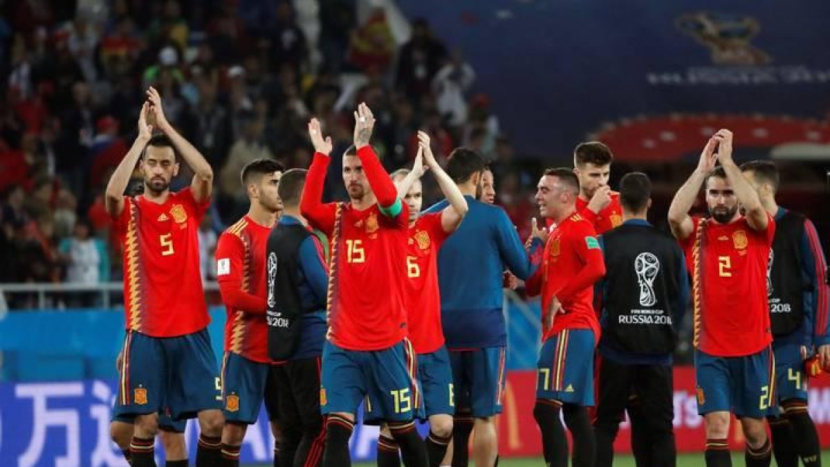 Los jugadores de España agradecen a los hinchas el apoyo recibido.