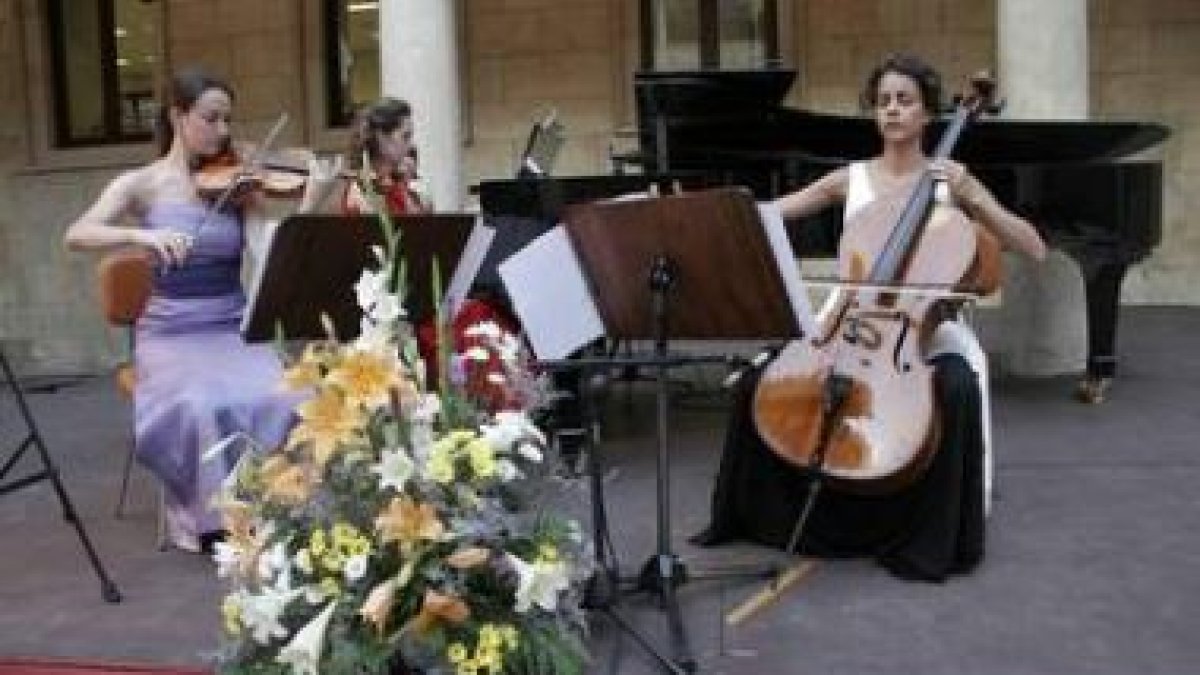 El Trio Alosia, Irene Etxebeste (violín), Patricia Azanza (piano) y Elena Escalza (violonchelo)