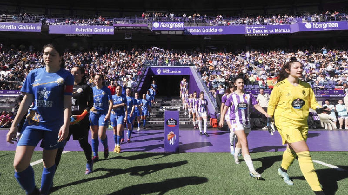 Primer partido de fútbol femenino en Zorrilla entre el Real Valladolid Simancas y el Olímpico de León B. R. GARCÍA