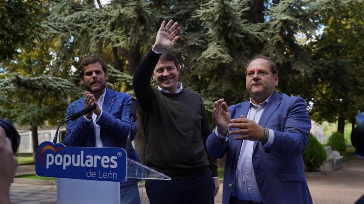 Mañueco, hoy en La Bañeza, junto a Santiago Vélez y Carrera. MIGUEL F. B.