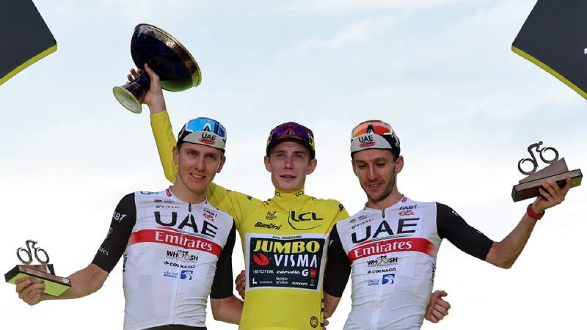 Vingegaard, escoltado por Pogacar y Yates, suma su segundo Tour de Francia consecutivo. TESSON