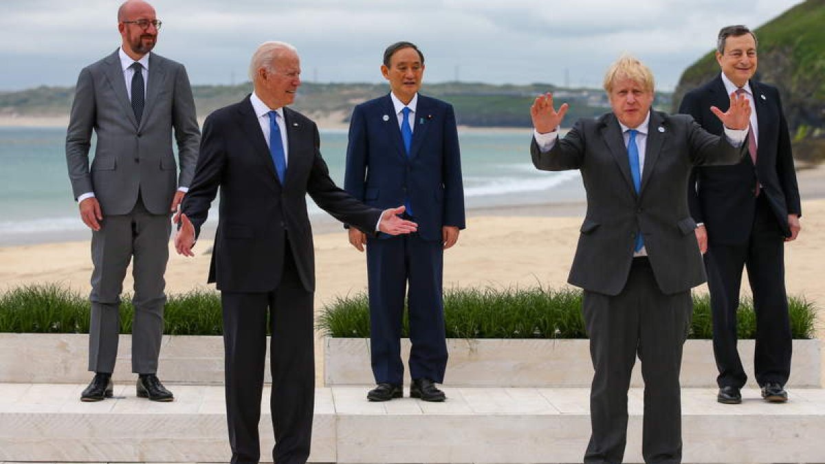 Boris Johnson gesticula en la foto de familia del G-7 con Biden a su lado ayer, en Carbis Bay. HOLLIE ADAMS