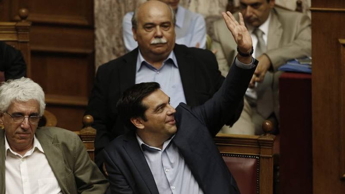 El primer ministro griego, Alexis Tsipras, durante la sesión del parlamento en que se votaron un segundo paquete de reformas.