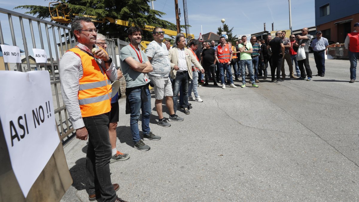 El grupo de trabajadores concentrados este jueves a las puertas de la fábrica de Roldán. ANA F. BARREDO