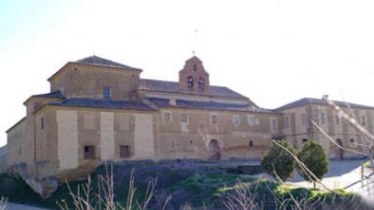 La imagen muestra el convento de Grajal, que fue adquirido para convertirlo en hotel.