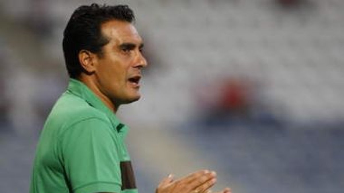 El entrenador  del equipo andaluz se resignó a su suerte.
