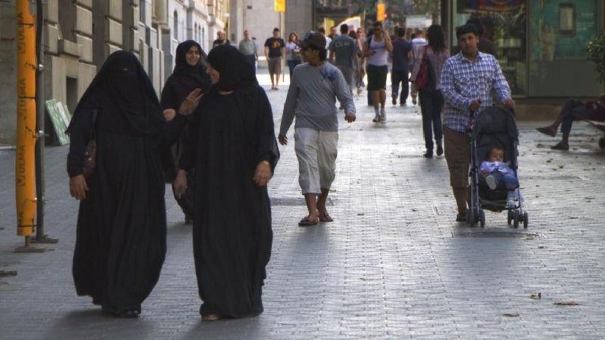 Mujeres con niqab, en el paseo de Gràcia de Barcelona, en una foto de archivo.