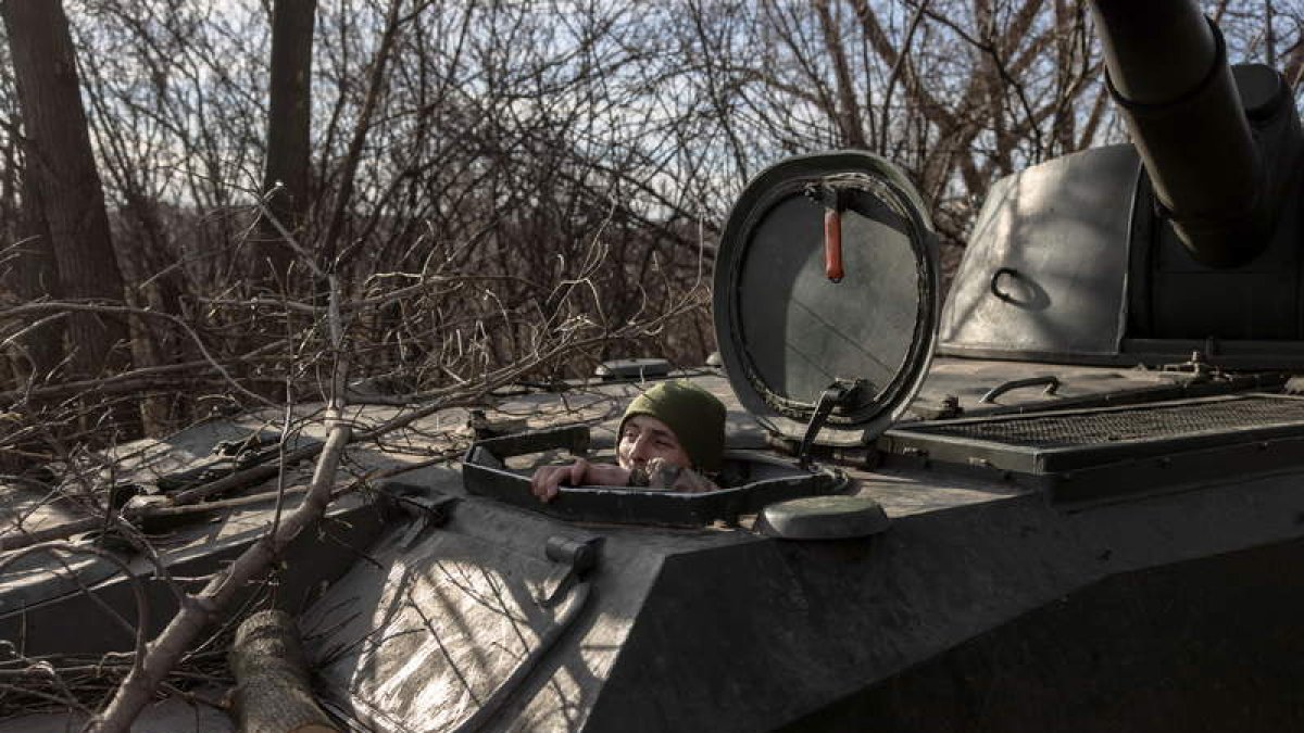 Imagen de un soldado ucraniano en un tanque. ROMAN PILIPEY