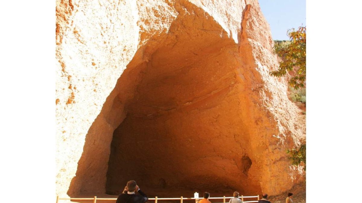 Turistas fotografiando la Cuevona de Las Médulas, uno de los puntos más visitados. L. DE LA MATA