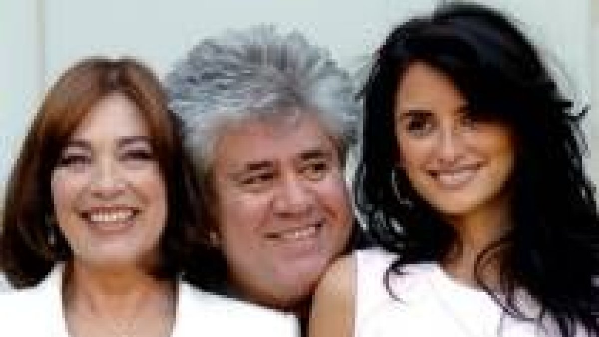 Almodóvar junto a las actrices Carmen Maura y Penélope Cruz