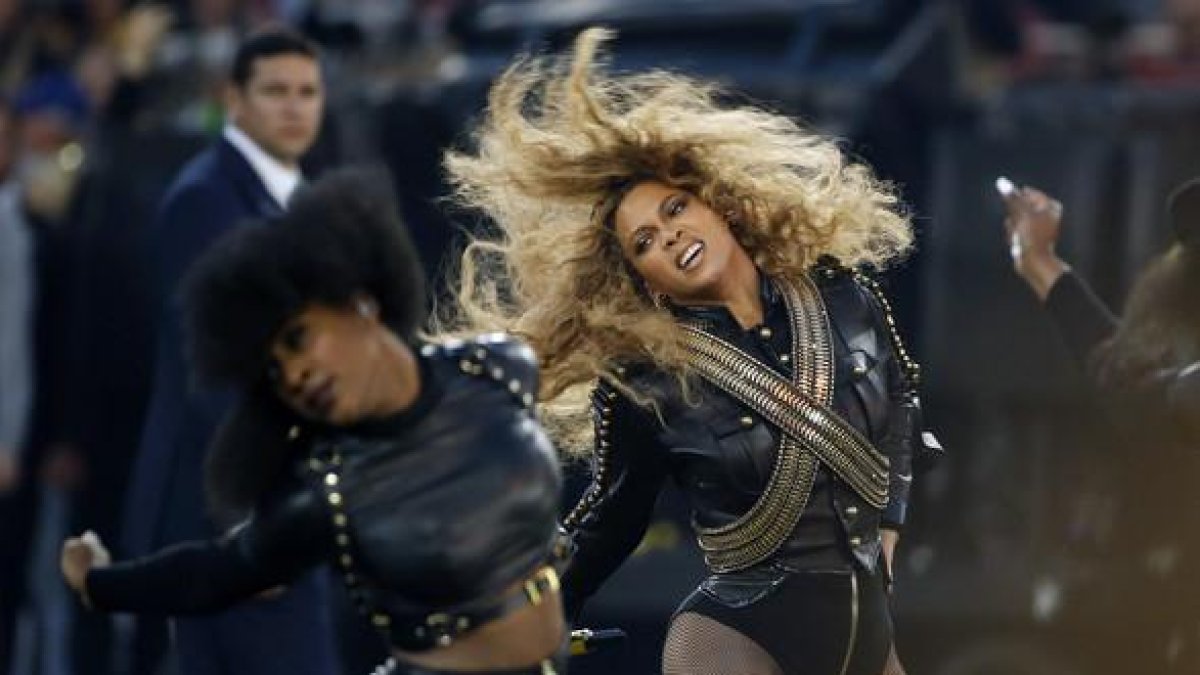 Beyoncé, durante su actuación en la Super Bowl.