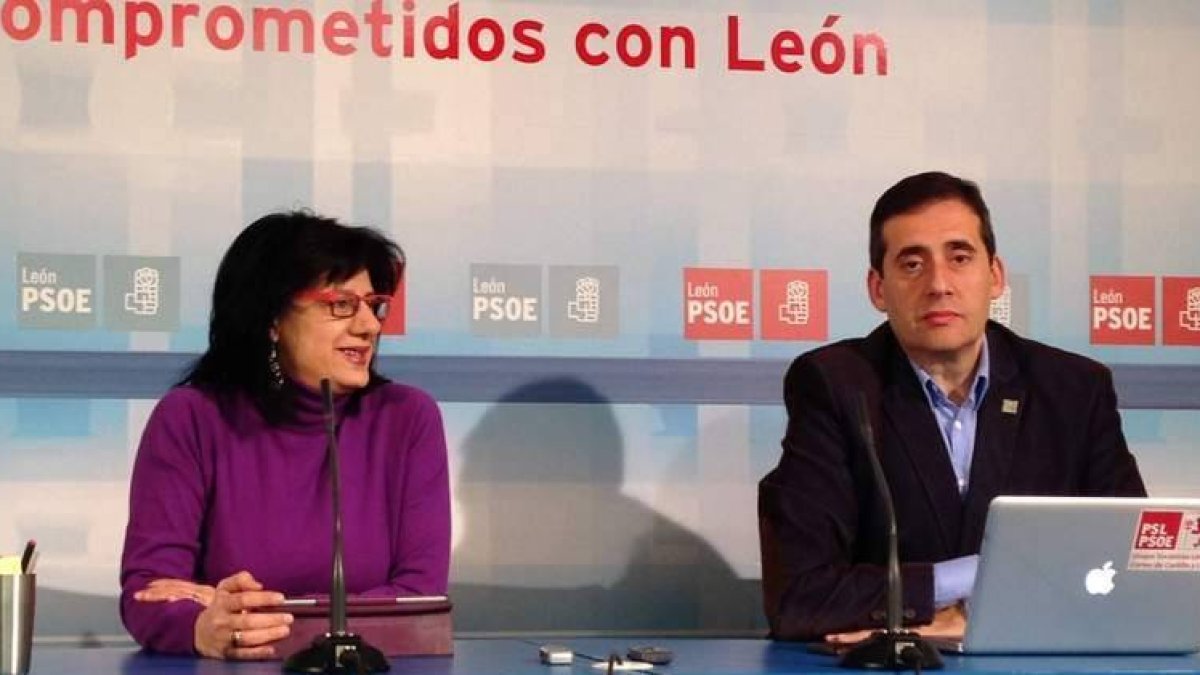 Teresa Gutiérrez y Miguel Ángel Fernández Cardo, en la rueda de prensa ayer, en el PSOE.