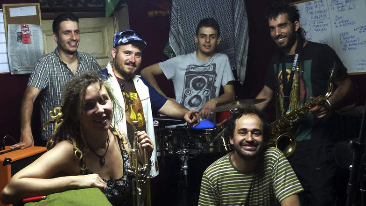 El grupo de música La Jari actúa mañana en el Centro Cultural de Pobladura de Pelayo García. DL