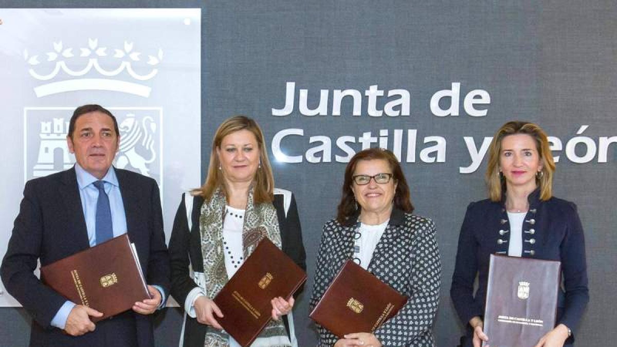 Los consejeros de Sanidad, Hacienda y Familia, ayer, en la firma del acuerdo.