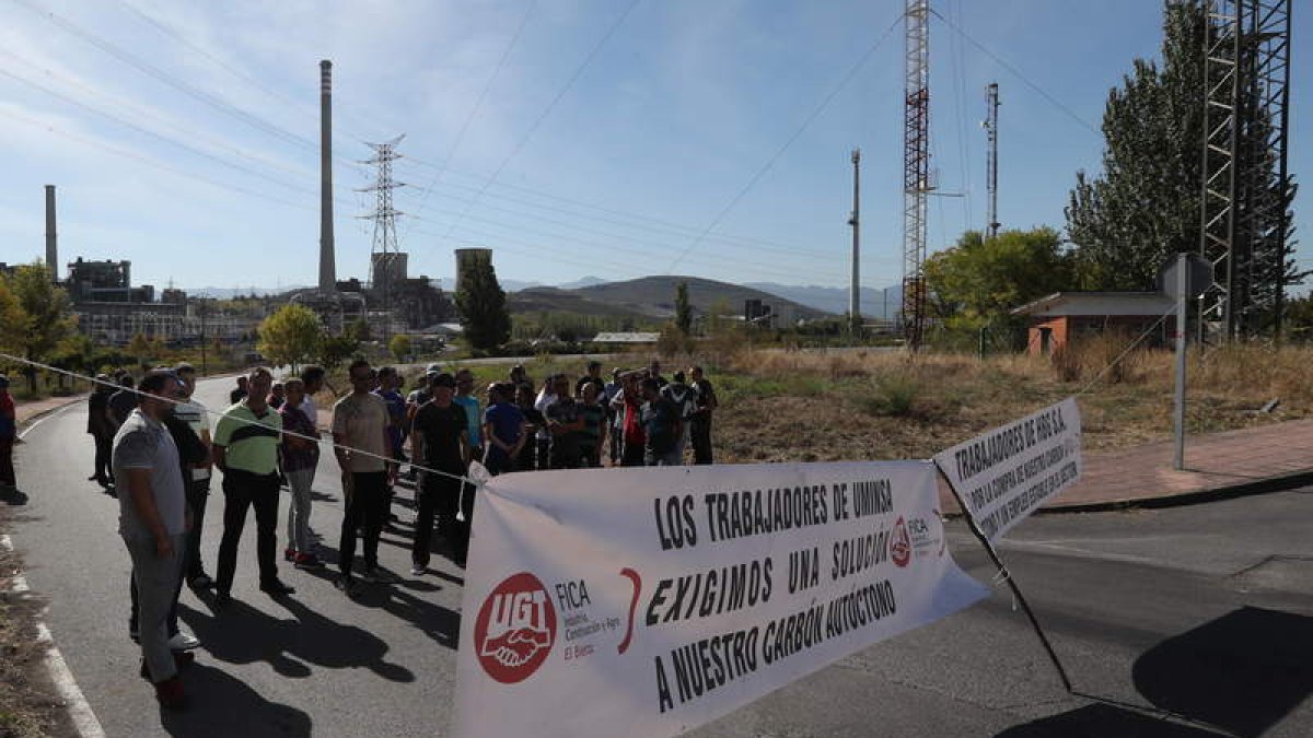 Trabajadores de Uminsa e Hijos de Baldomero García, ayer en un nuevo bloqueo de la térmica. AFB