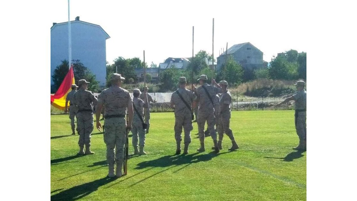 Varios militares, ayer, preparando el izado de la bandera. CEBRONES