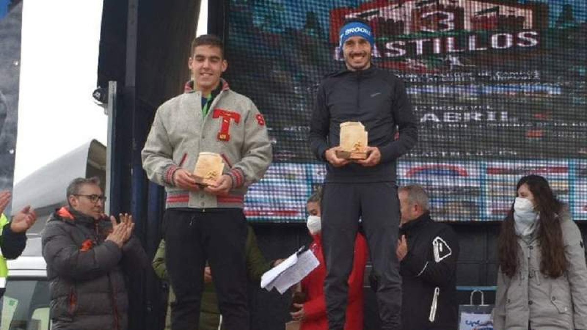 Iván Álvarez en lo alto del podio tras imponerse en la categoría sénior del Trail 3 Castillos. DL