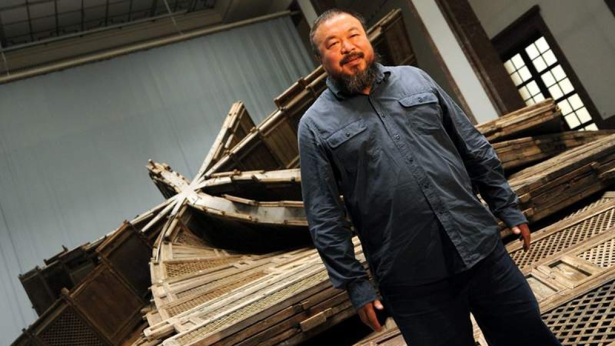 El artista chino Ai Weiwei ante una obra suya en el Haus der Kunst de Munich, Alemania