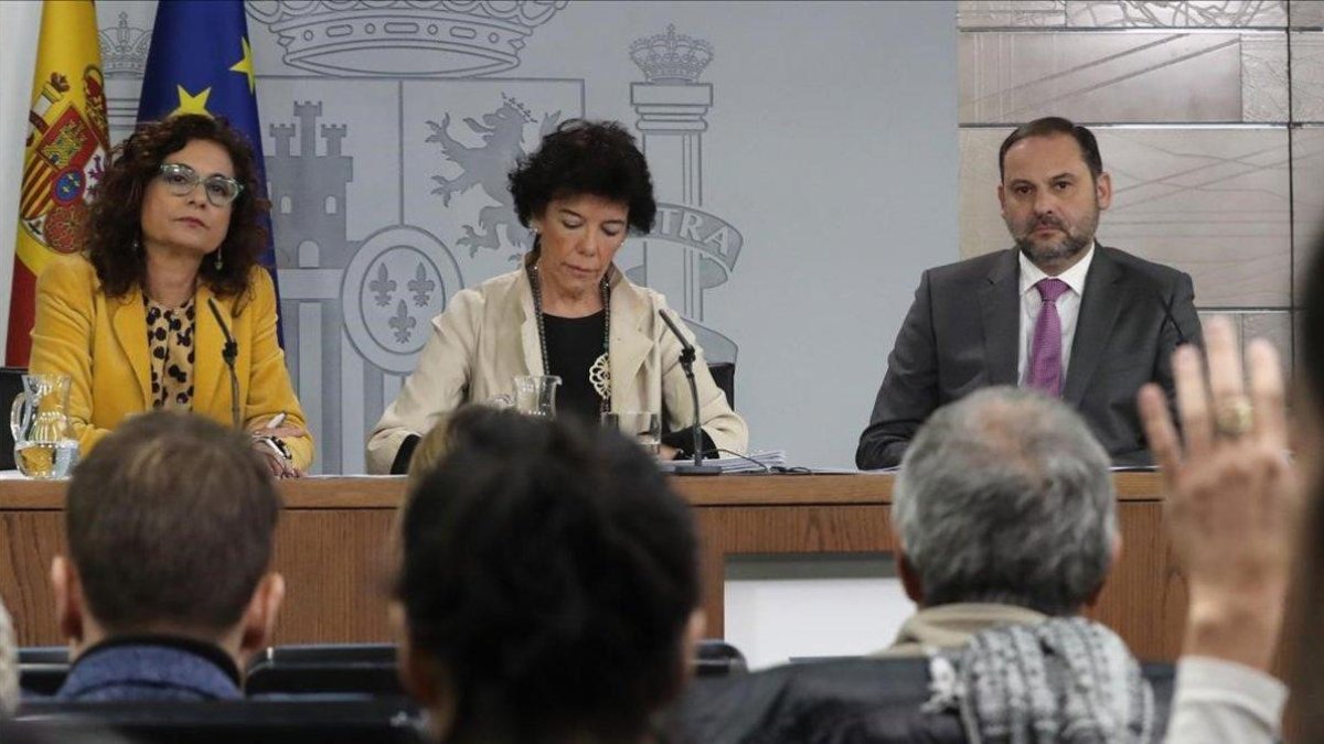 La ministra de Hacienda, María Jesús Montero,  la portavoz del Gobierno, Isabel Celáa,  y el ministro de Fomento,  José Luis Ábalos, durante la rueda de prensa posterior al Consejo de Ministros.