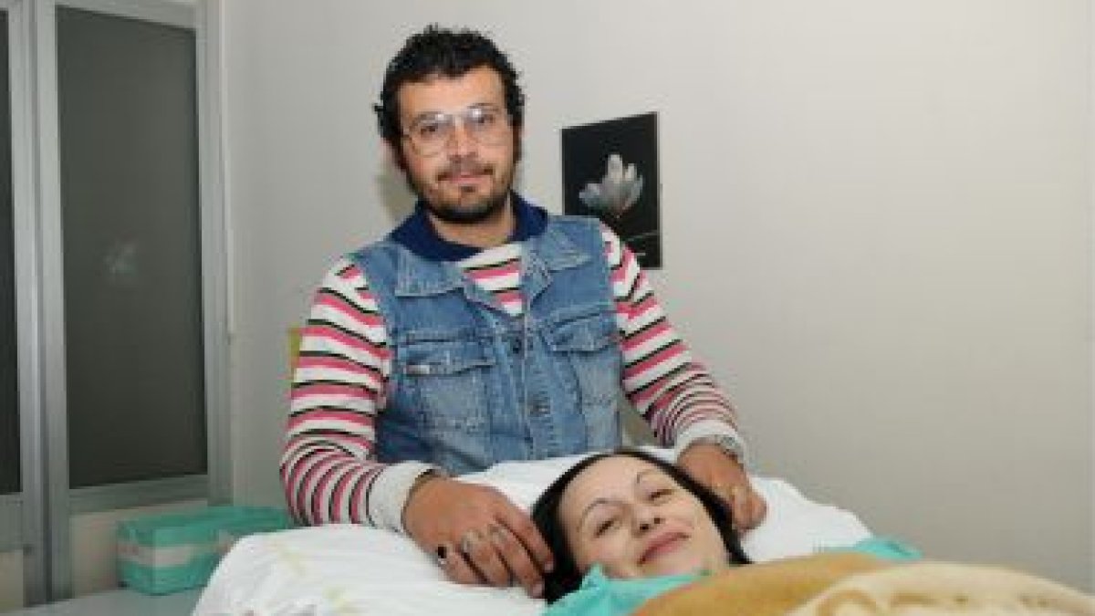 Pino Mele y su mujer, Carmela Oliva, en el hospital Rummo donde Carmela ha dado a luz a seis niños.