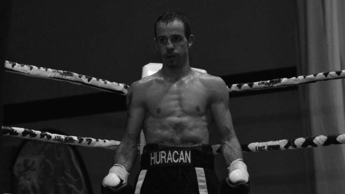 Saúl Tejada, durante su última pelea disputada en León, ante el púgil rumano Silvio Alecu.