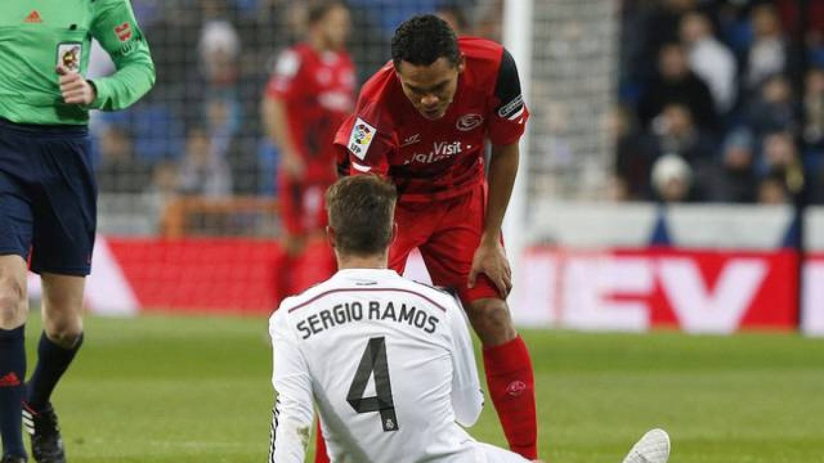 Bacca se interesa por el estado de Sergio Ramos, lesionado para dos meses en el duelo ante el Sevilla.