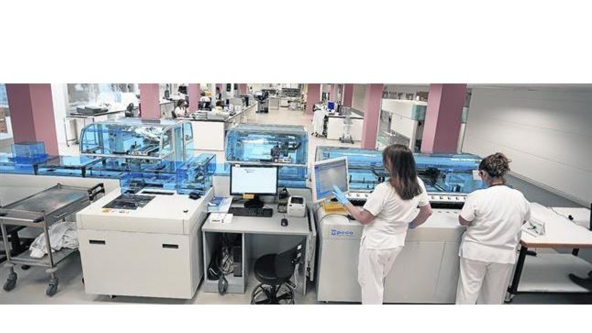 Vall d'Hebron. Una de las cadenas automatizadas de análisis en el CoreLab o laboratorio central del hospital barcelonés.