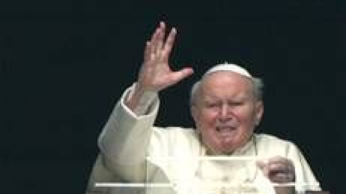 Juan Pablo II bendijo a los fieles varias veces antes de ser retirado de la ventana de su estudio