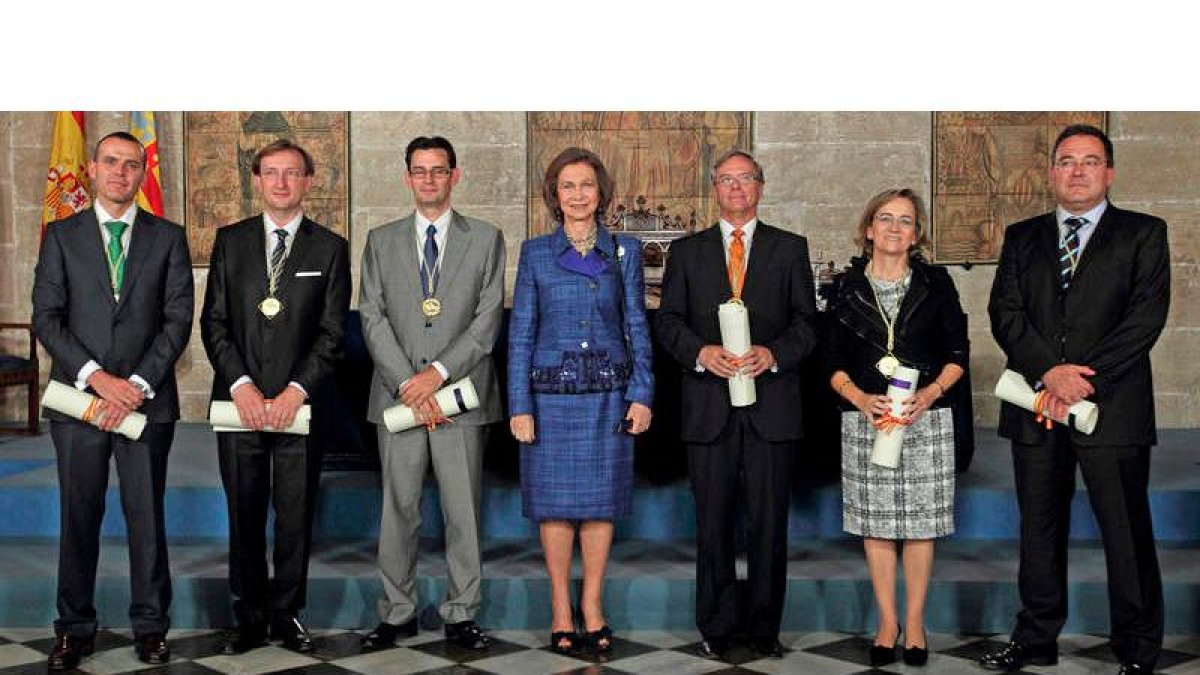 José Javier Chamorro (a la izquierda) y María José Alonso, con la Reina y el resto de los premiados ayer en Valencia.