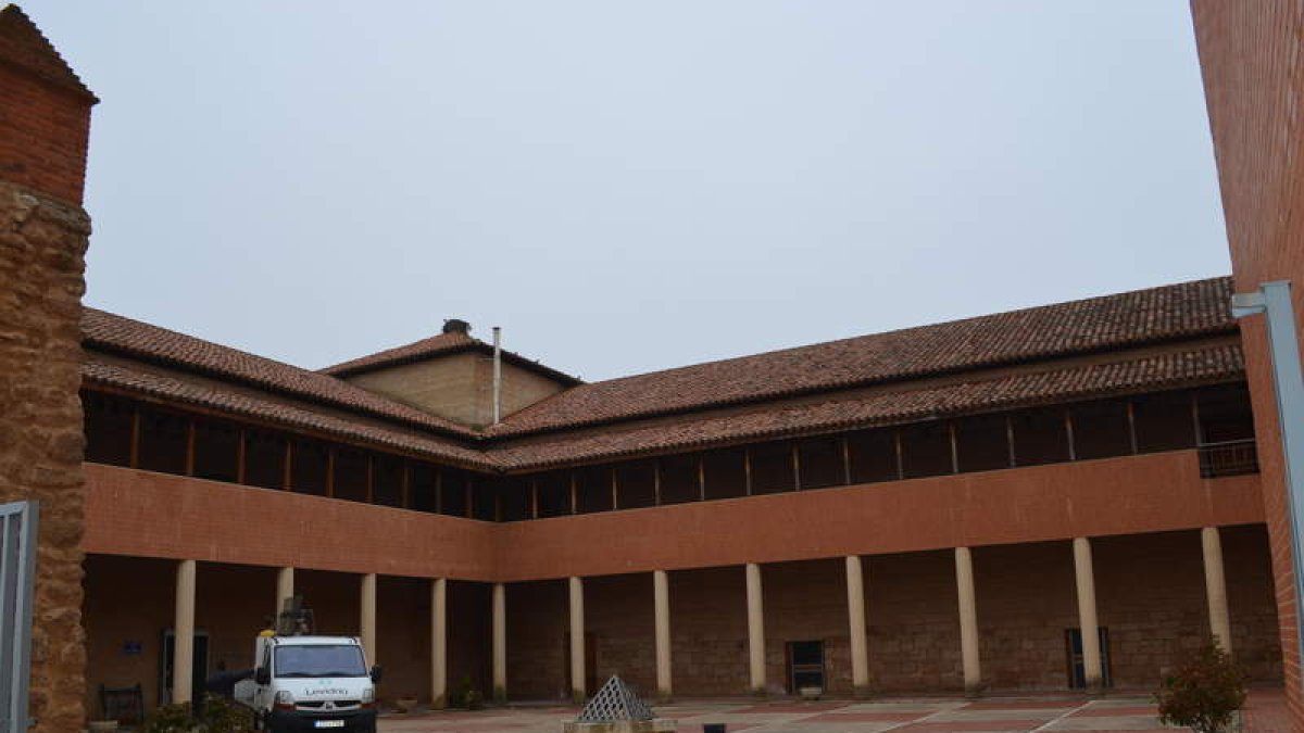 Patio interior del Palacio de Toral de los Guzmanes, en el que se aprecian los tejados. MEDINA