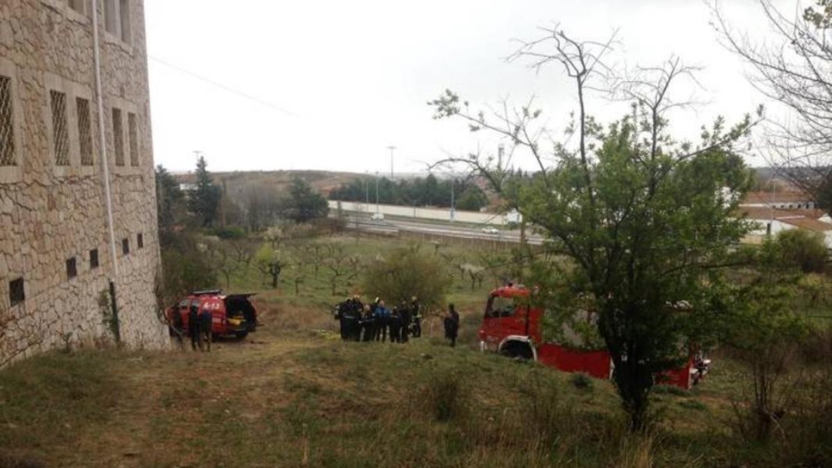 Imagen de la policía buscando al hombre desaparecido