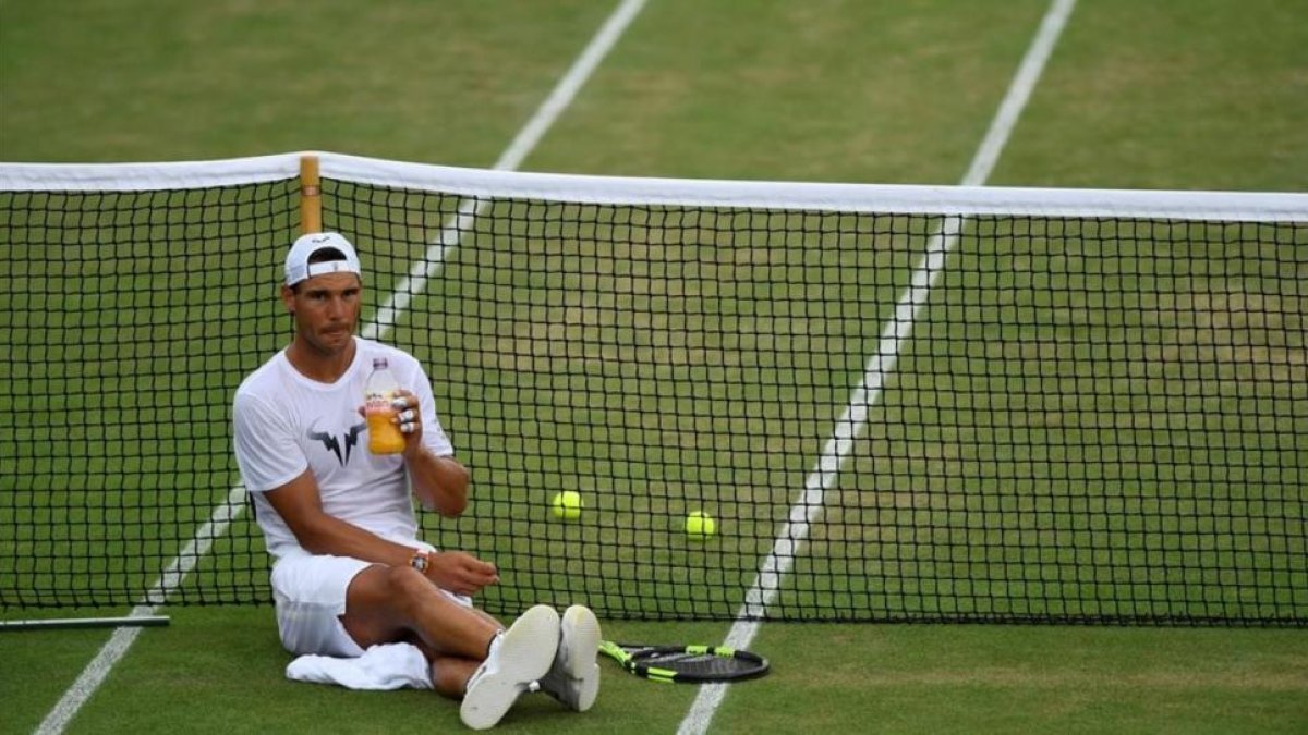 Rafael Nadal, sobre la reseca hierba de Wimbledon, en el descanso de un entrenamiento de este domingo.