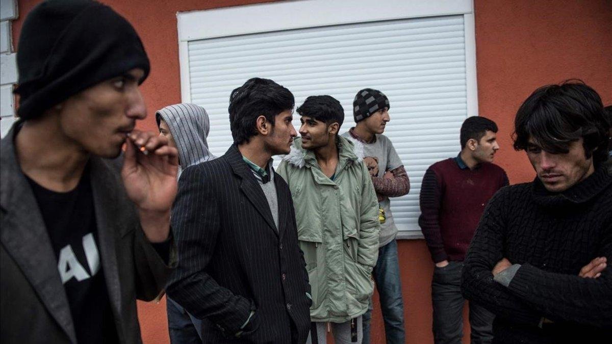 Refugiados afganos deportados por Grecia a territorio turco.