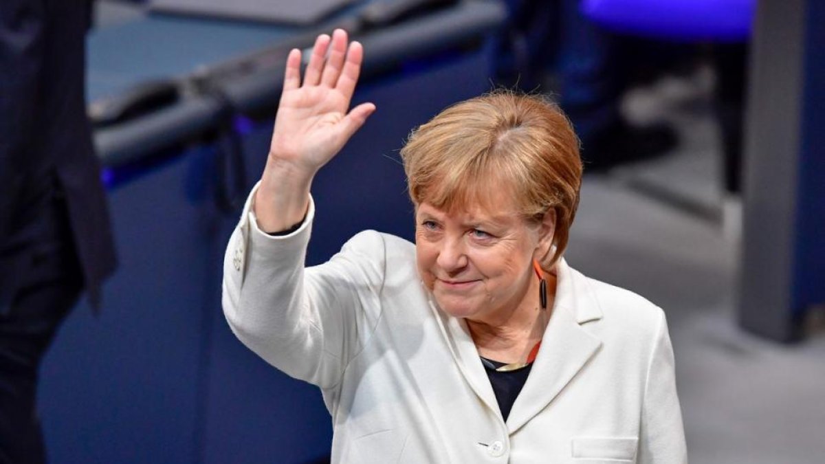 Merkel saluda a su llegada a la sesión del Bundestag para ser investida una vez más cancillera alemana.