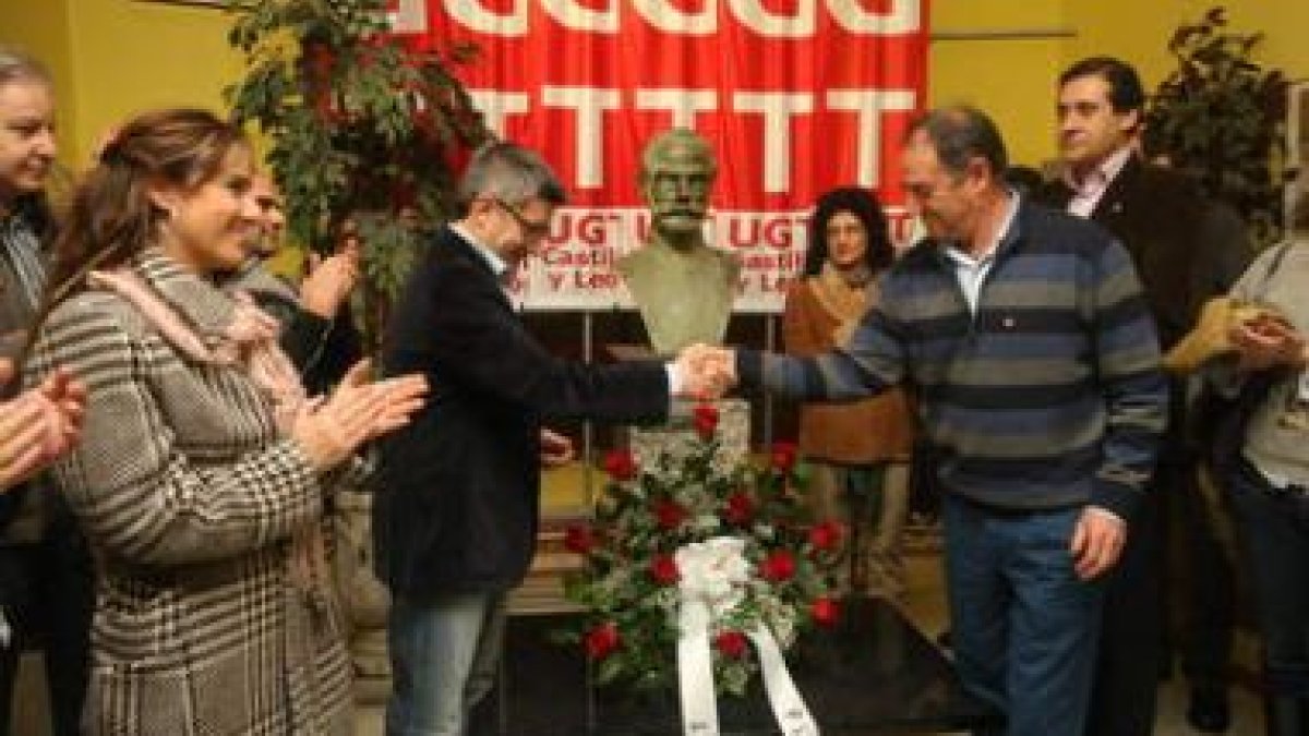 Arturo Fernández y Francisco Fernández, en un momento del homenaje de ayer.