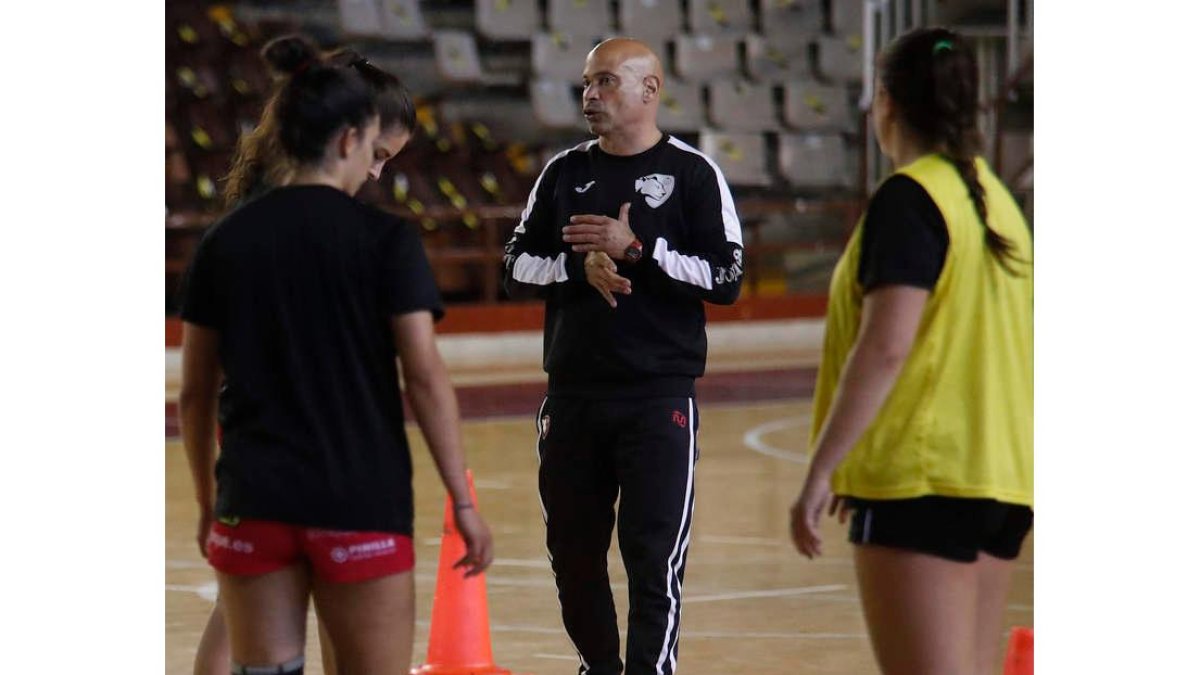 Juan Moreno en un entrenamiento del Cleba. FERNANDO OTERO