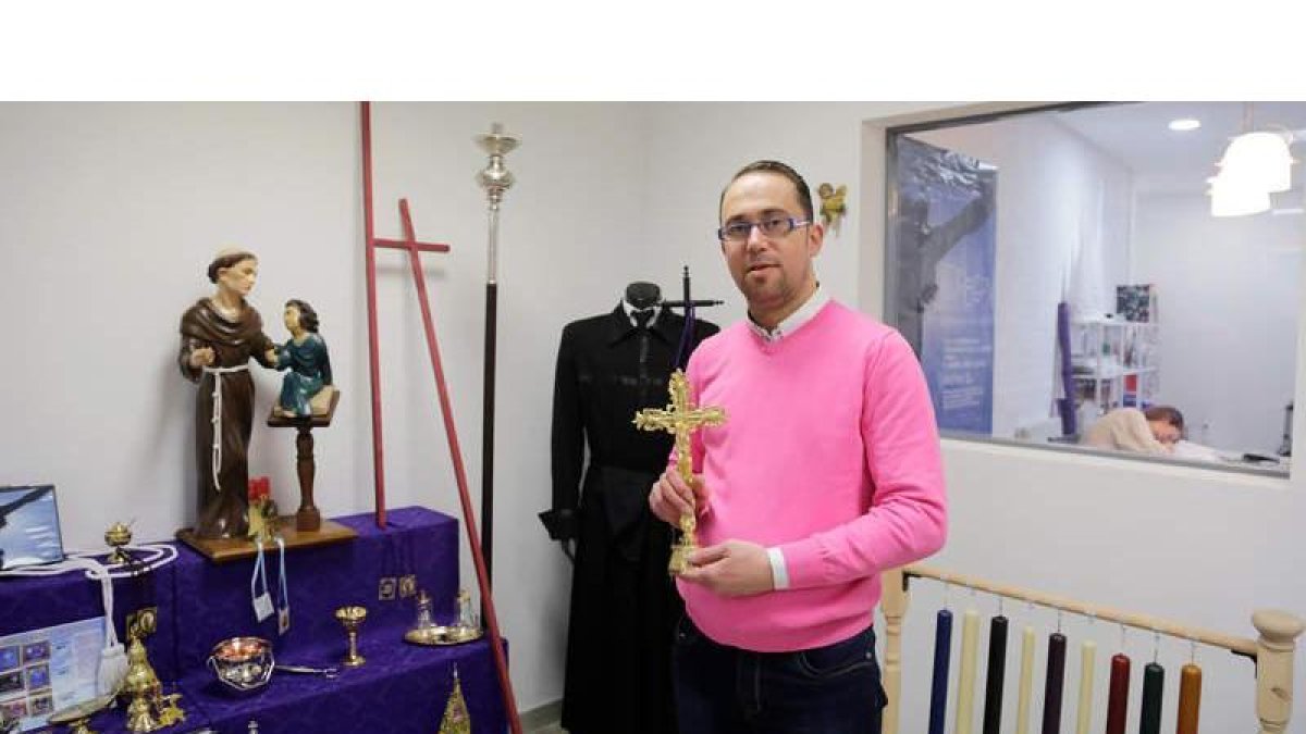 Manuel Jáñez, en un rincón de su nueva tienda.