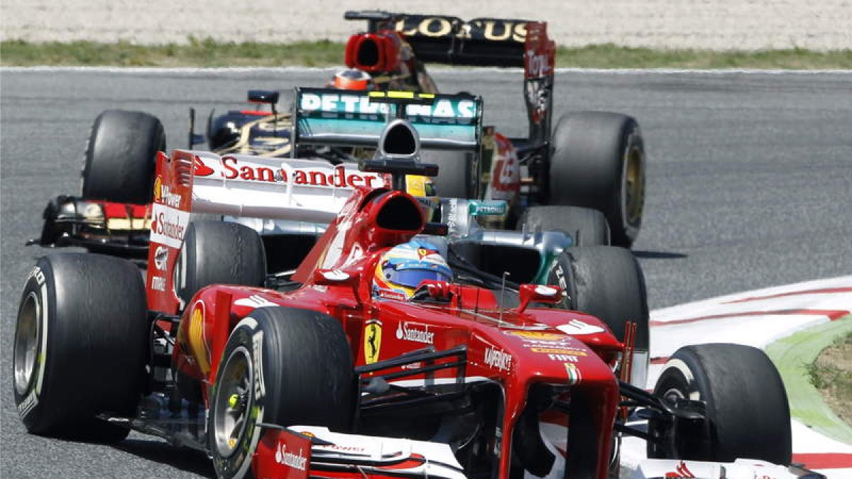 Alonso delante de Hamilton y Grosjean en las primeras vueltas.