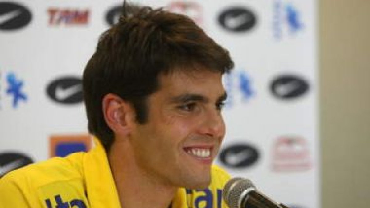 Kaká anuncia en Recife que se va al Maddrid.