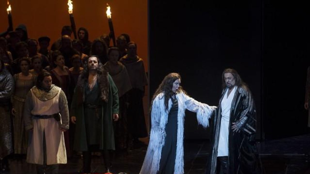 Plácido Domingo (derecha), en un momento del montaje de 'Macbeth'.