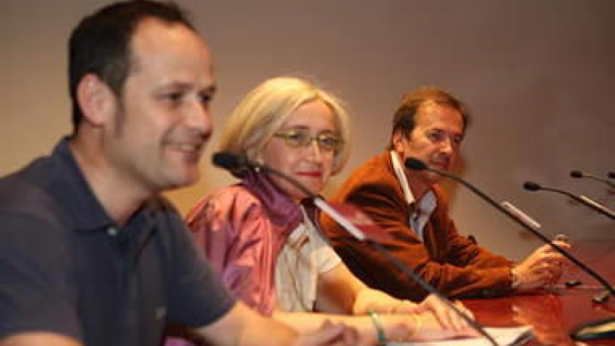 Héctor Escobar, de los libreros leoneses, María Jesús García, de Caja España, y Javier Moro.