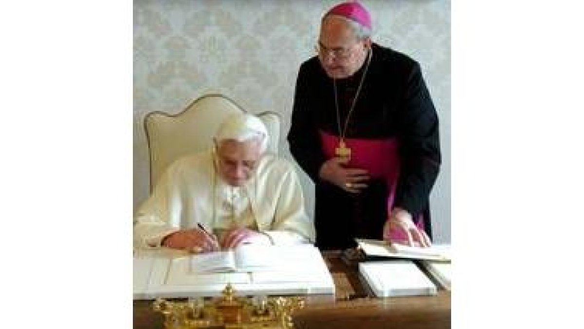 Benedicto XVI firma su primera encíclica ante el arzobisno Sandri