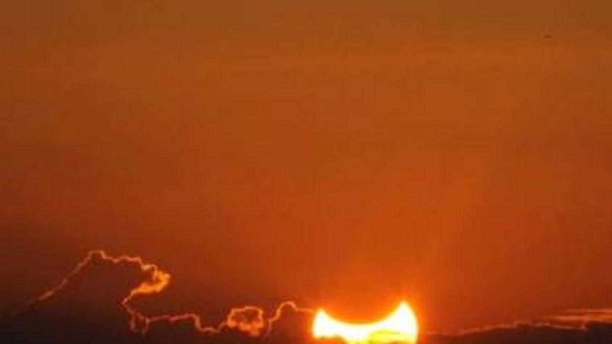 Así se contemplaba el astro rey con motivo del eclipse solar parcial en el Cabo de Palos, Murcia.
