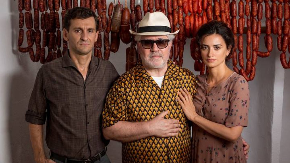 Fotografía cedida por los Premios Platino Xcaret que muestra al director español Pedro Almodovar (c), junto a los actores españoles Penélope Cruz (d) y Raúl Arévalo (i)