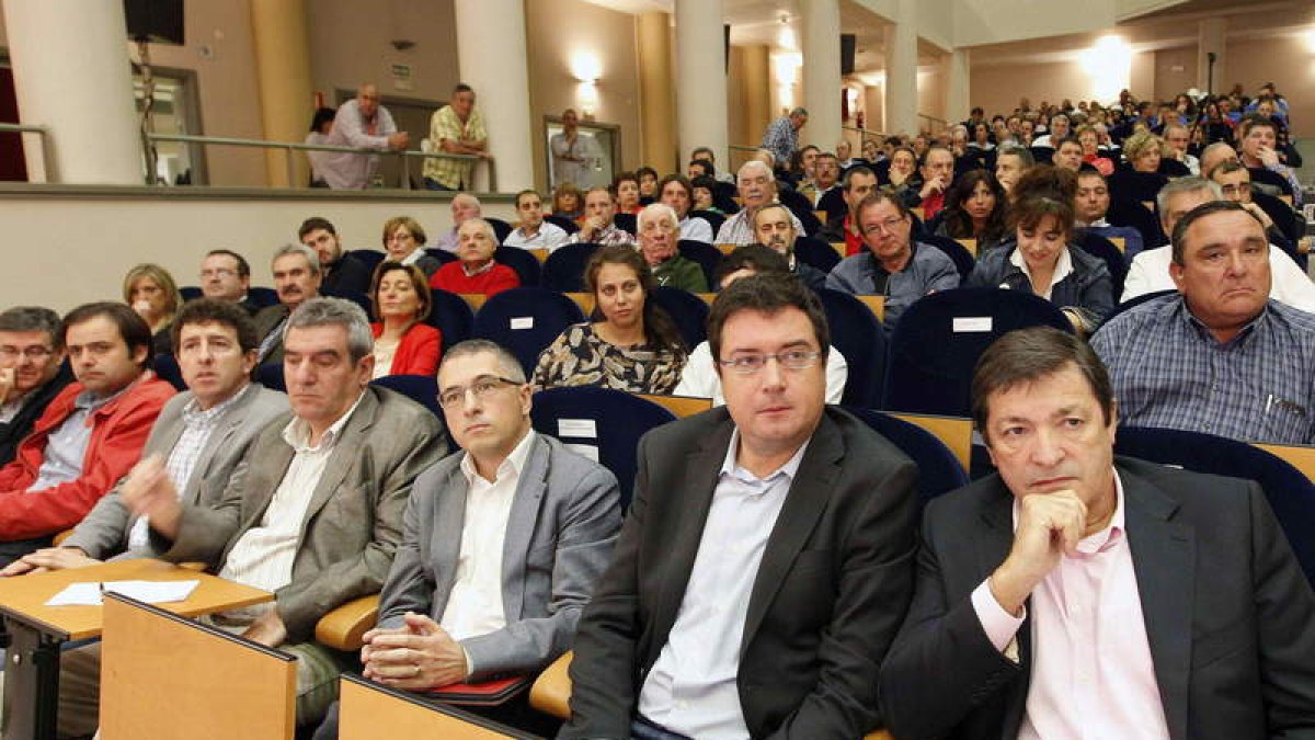 López, en el centro, junto a Javier Fernández, y el resto de representantes socialistas.