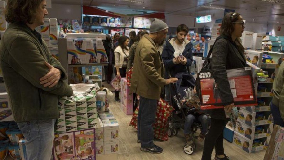 Compras en la sección de juguetes de El Corte Inglés.